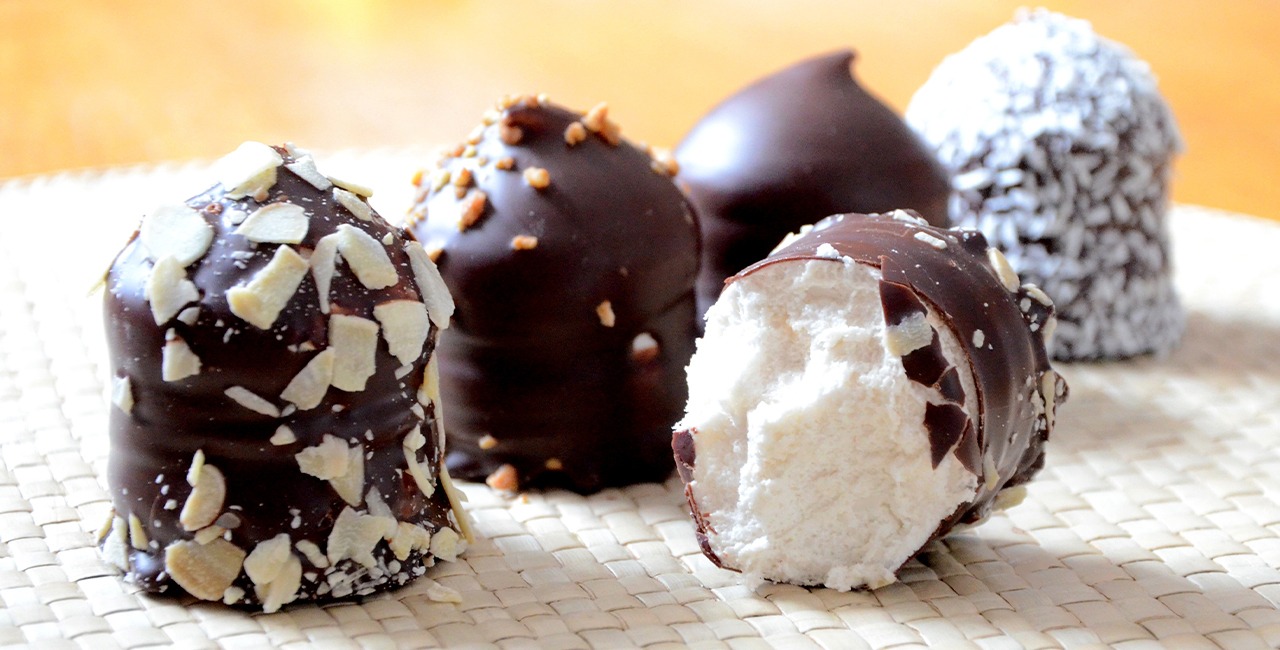 Rejsen med hjemmelavet chokolade starter med en omhyggelig udvælgelse af kakaobønnerne.